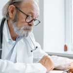Consultație medicală pentru vârstnici și prevenție AVC