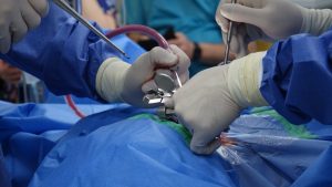 Sală de operație neurochirurgicală cu echipament modern